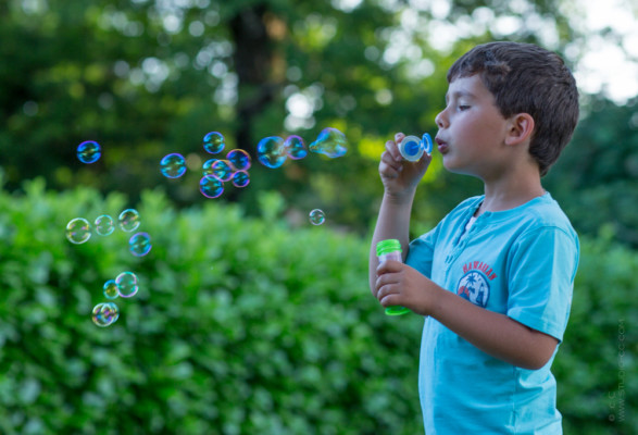 Jeu  de bulles en extérieur enfant de 6 ans